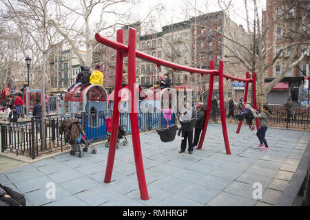 Spielplatz am Sara D. Roosevelt Park in Chinatown am ersten Tag des chinesischen Neujahrsfest in Chinatown, Manhattan, New York City. Stockfoto