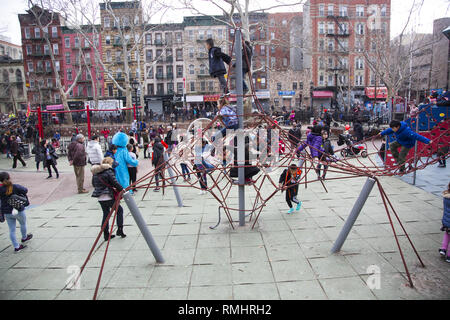 Spielplatz am Sara D. Roosevelt Park in Chinatown am ersten Tag des chinesischen Neujahrsfest in Chinatown, Manhattan, New York City. Stockfoto