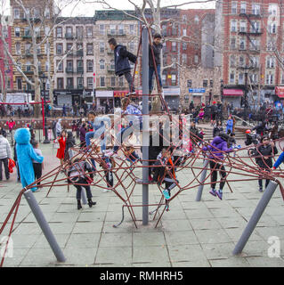 Spielplatz am Sara D. Roosevelt Park in Chinatown am ersten Tag des chinesischen Neujahrsfest in Chinatown, Manhattan, New York City. Stockfoto