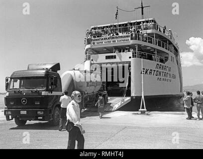 Ein Lkw fährt ein Ro-ro-Fähre in den Hafen von der griechischen Insel Naxos Stockfoto