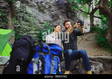 Genießen reisende Selfie in der Hütte in Camping Urlaub Sommer Stockfoto