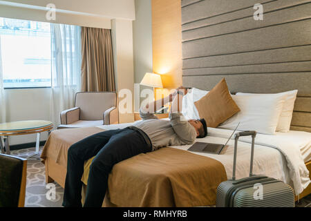 Junge Unternehmer im Hotel entspannen Stockfoto
