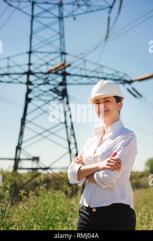 Schöne Frau Ingenieur arbeiten an einer elektrischen Unterstation. Stockfoto