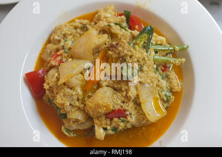 Stir-Fried Meer Krabben mit Curry Sauce, Kokosmilch und Eier oder Krabben mit Curry, thailändische Küche Stockfoto