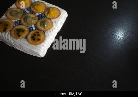 Cracker mit Snack bei Gericht. Konzept Partei Stockfoto