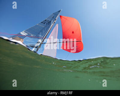 Das rote Segel fliegen Vergangenheit während ein Rennen der Regatta Salcombe Stockfoto