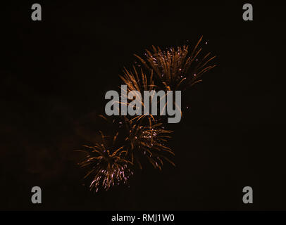 Leuchtende Raketen in den Himmel zu Silvester über den Dächern von München Stockfoto