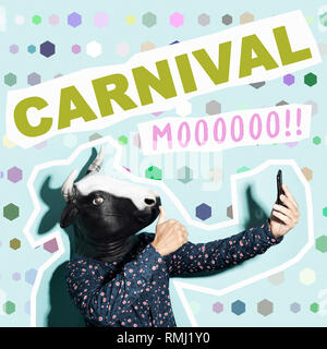 Text Carnival und einem jungen kaukasischen Mann, mit einer Kuh Maske, ein selfie mit einem Smartphone, auf einem blauen Hintergrund mit unterschiedlichen geometrischen gemusterten f Stockfoto