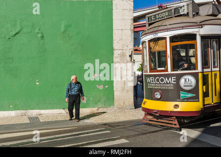 Vintage gelb Straßenbahn in der Alcantara Viertel, Lissabon, Portugal Stockfoto