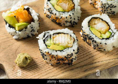 Hausgemachte Shirmp Tempura Sushi Roll mit Avocados Stockfoto