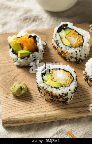 Hausgemachte Shirmp Tempura Sushi Roll mit Avocados Stockfoto