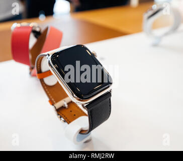 Straßburg, Frankreich - 21.September 2018: Apple Store Produkt Held des neuesten Watch Serie 4 wearable Stockfoto