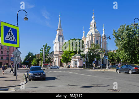 Sankt Petersburg, Russland - 27. Juni 2018: Bolschoj Prospekt der Vasilevsky Island mit dem Saint Andrew's Cathedral - Die letzte barocke Kathedrale Stockfoto