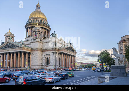 Sankt Petersburg, Russland - 25. September 2018: St. Isaak's Square mit der Isaaks-kathedrale oder Isaakievskiy Sobor und Berufsverkehr Stockfoto