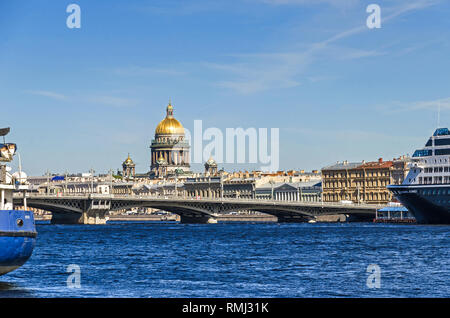 Sankt Petersburg, Russland - 27. Juni 2018: die St. Isaak Kathedrale hinter dem Blagoveshchenskiy Brücke und den Fluss Bolschaja Newa mit dem Maritimen t Stockfoto