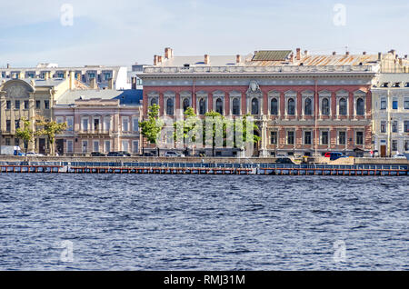 Sankt Petersburg, Russland - 27. Juni 2018: Fluss Newa und Angliyskaya Embankment (Englisch Damm) mit ehemaligen palastartige Häuser der imperialen russischen Stockfoto