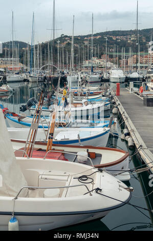 Kleine Fischerboote und kleine Boote vertäut an der Pier im Hafen von Varazze (Italien). Auf die Vertäuten yatch Hintergrund Stockfoto