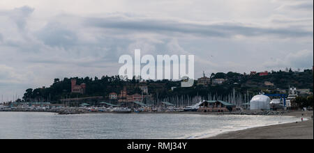 Varazze, Italien. Winter Tag mit Wolken im Himmel. Überblick über den Hafen und die Werft. Stockfoto