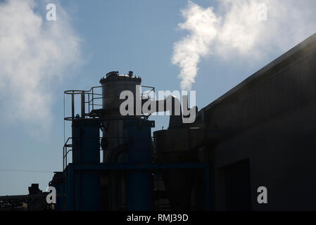 Tritt Dampf aus einem Verdampfer bei einer Mahlzeit Verarbeitungsbetrieb Stockfoto