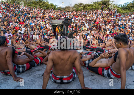 Uluwatu Tempel, Bali, Indonesien - Januar 2019: Kecak Tanz für öffentliche bei Uluwatu Tempel durchgeführt Stockfoto