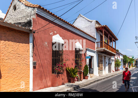 Alte Häuser in der Calle de San Antonio, Barrio Getsemaní, Cartagena de Indias, Kolumbien. Stockfoto