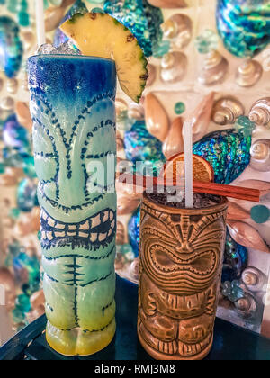 Frische tropische Cocktails in Keramik Tiki style Gläser serviert Stockfoto