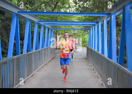 BANGKOK - 9. Februar: Nicht identifizierte Mini marathon Läufer an TG laufen glatt wie Seide 2019 Spendenlauf für Kinder und Jugendliche, das am 9. Februar 2019 Bangko Stockfoto