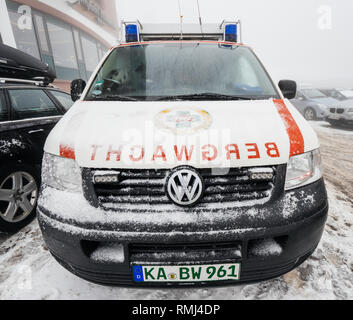 MUMMELSEE, Deutschland - Jan 26, 2019: Vorderansicht des Volkswagen VW Bergwacht Schwarzwald van Teil des Deutschen Roten Kreuz (DRK-Bergwacht) Bergrettung und Naturschutz ausgestattet Stockfoto