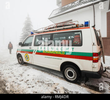 MUMMELSEE, Deutschland - Jan 26, 2019: Touristen Frau in der Nähe der Bergwacht Schwarzwald van Teil des Deutschen Roten Kreuz (DRK-Bergwacht), deren primäre Funktionen sind die Bergrettung und Naturschutz ausgestattet Stockfoto