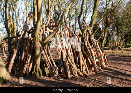 Dens oder Unterstände aus Protokollen und Stöcke im Wald gemacht Stockfoto