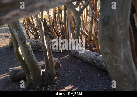 Dens oder Unterstände aus Protokollen und Stöcke im Wald gemacht Stockfoto