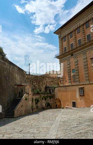 Architektonische Details der hintere Teil der Pitti Palace an einem bewölkten Frühling in Florenz, Italien. Stockfoto