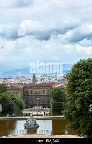 Florenz, Italien. Der Neptunbrunnen und der Palazzo Pitti mit der Stadt im Hintergrund. Stockfoto