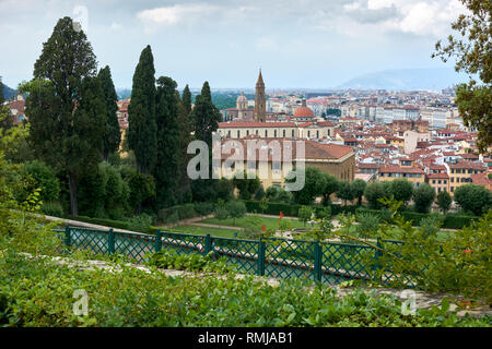 Florenz, Italien. Blick auf die Stadt von den Boboli Gärten des Palazzo Pitti an einem bewölkten Frühling. Stockfoto