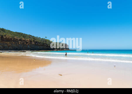 Kiesstrand, NSW, Australia-January 4, 2019: die Menschen genießen das sonnige Wetter am Kiesstrand, ein beliebter Campingplatz mit großen Surfing Beach und b Stockfoto