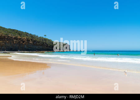 Kiesstrand, NSW, Australia-January 4, 2019: die Menschen genießen das sonnige Wetter am Kiesstrand, ein beliebter Campingplatz mit großen Surfing Beach und b Stockfoto