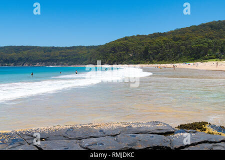 Kiesstrand, NSW, Australia-January 4, 2019: die Menschen genießen das sonnige Wetter am Kiesstrand, ein beliebter Campingplatz mit großen Surfing Beach und b Stockfoto