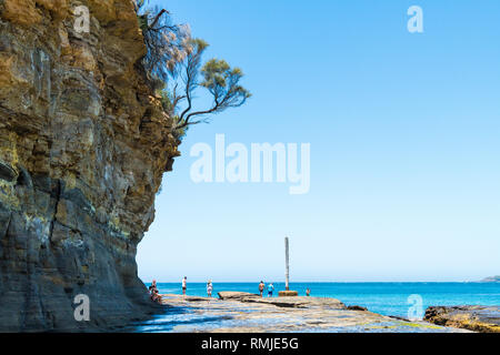 Kiesstrand, NSW, Australia-January 4, 2019: die Menschen genießen das sonnige Wetter am Kiesstrand, ein beliebter Campingplatz mit großen Surfing Beach und b Stockfoto