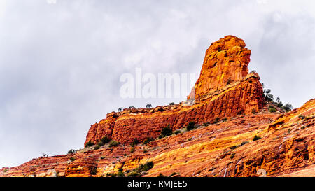 Detailansicht der roten Sandstein Peak von Steamboat Rock am Oak Creek Canyon in der Nähe des Midgely Brücke auf Arizona SR 89A, nördlich von Sedona, Arizona Stockfoto