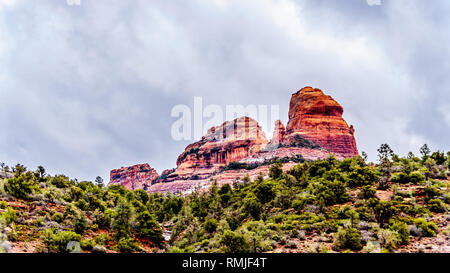 Regen Wolken hängen über den roten Felsen von Schnebly Hill und anderen roten Felsen am Oak Creek Canyon von midgely Brücke auf Arizona SR 89A, Sedona, USA gesehen Stockfoto