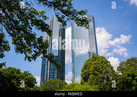 Low Angle View durch Zweige und Bäume in einem öffentlichen Park die Türme der Hauptsitz der Deutschen Bank in Frankfurt/Main, Frankfurt - Deutsch Stockfoto