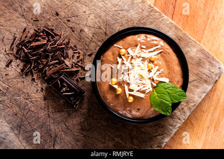 Essen Konzept hausgemachte französische Mousse au Chocolat, Mousse au Chocolat in Keramik Tasse mit Kopie Raum Stockfoto