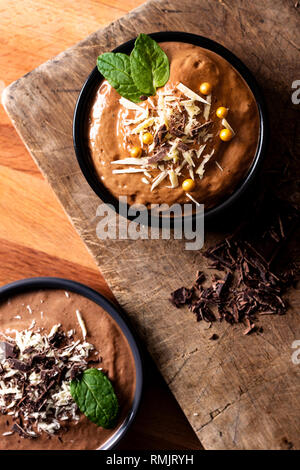 Essen Konzept hausgemachte französische Mousse au Chocolat, Mousse au Chocolat in Keramik Tasse mit Kopie Raum Stockfoto