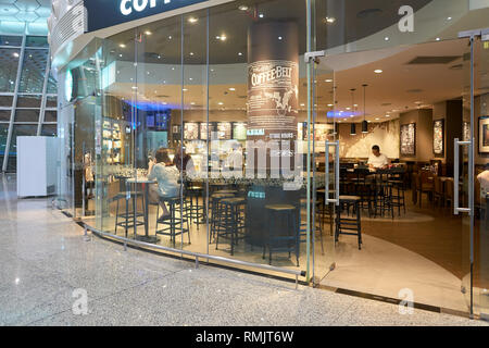 SHENZHEN, China - ca. Mai 2016: Starbucks im Shenzhen Bao'an International Airport. Starbucks Corporation ist ein US-amerikanischer Coffee Company und coffeeh Stockfoto