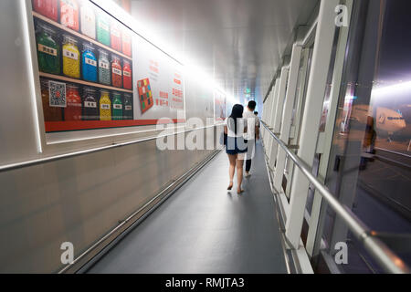 SHENZHEN, China - ca. Mai, 2016: die Menschen an Bord des Flugzeugs im Shenzhen Bao'an International Airport. Es ist in der Nähe von Huangtian und Fuyong vill entfernt Stockfoto