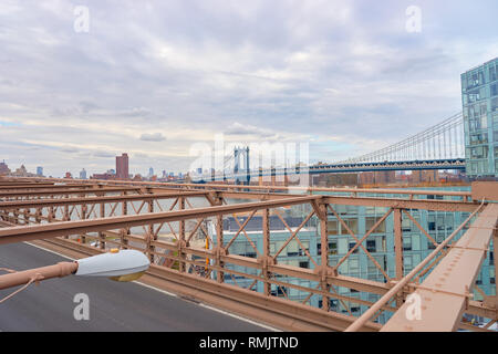 NEW YORK - ca. März 2016: Blick auf die Unterstützung der Struktur über die Brooklyn Bridge Fahrbahn. Die Brooklyn Bridge verbindet die Stadtteile Manhatta Stockfoto