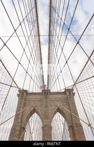 NEW YORK - ca. März 2016: Blick von der Fußgängerzone von der Brooklyn Bridge. Die Brooklyn Bridge verbindet die Stadtteile Manhattan und B Stockfoto