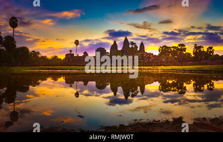 Angkor Wat Tempel im Wasser der Lotus Teich bei Sonnenaufgang zu reflektieren. Siem Reap. Kambodscha. Panorama Stockfoto