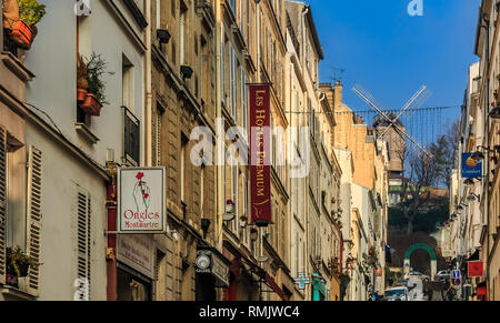 Paris, Frankreich, 22. Januar 2015: Blick entlang der Straße, auf dem alten Restaurant mit windmühle Moulin de la Galette im Bezirk Montmartre Stockfoto