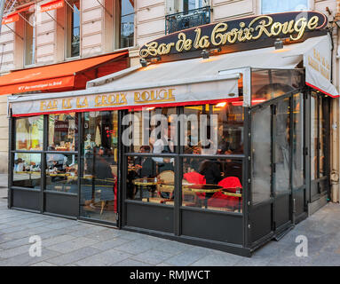 Paris, Frankreich, 22. Januar 2015: Outdoor geschlossene Terrasse an der Bar de la Croix Rouge berühmten Brasserie serviert traditionelle französische Gerichte Stockfoto